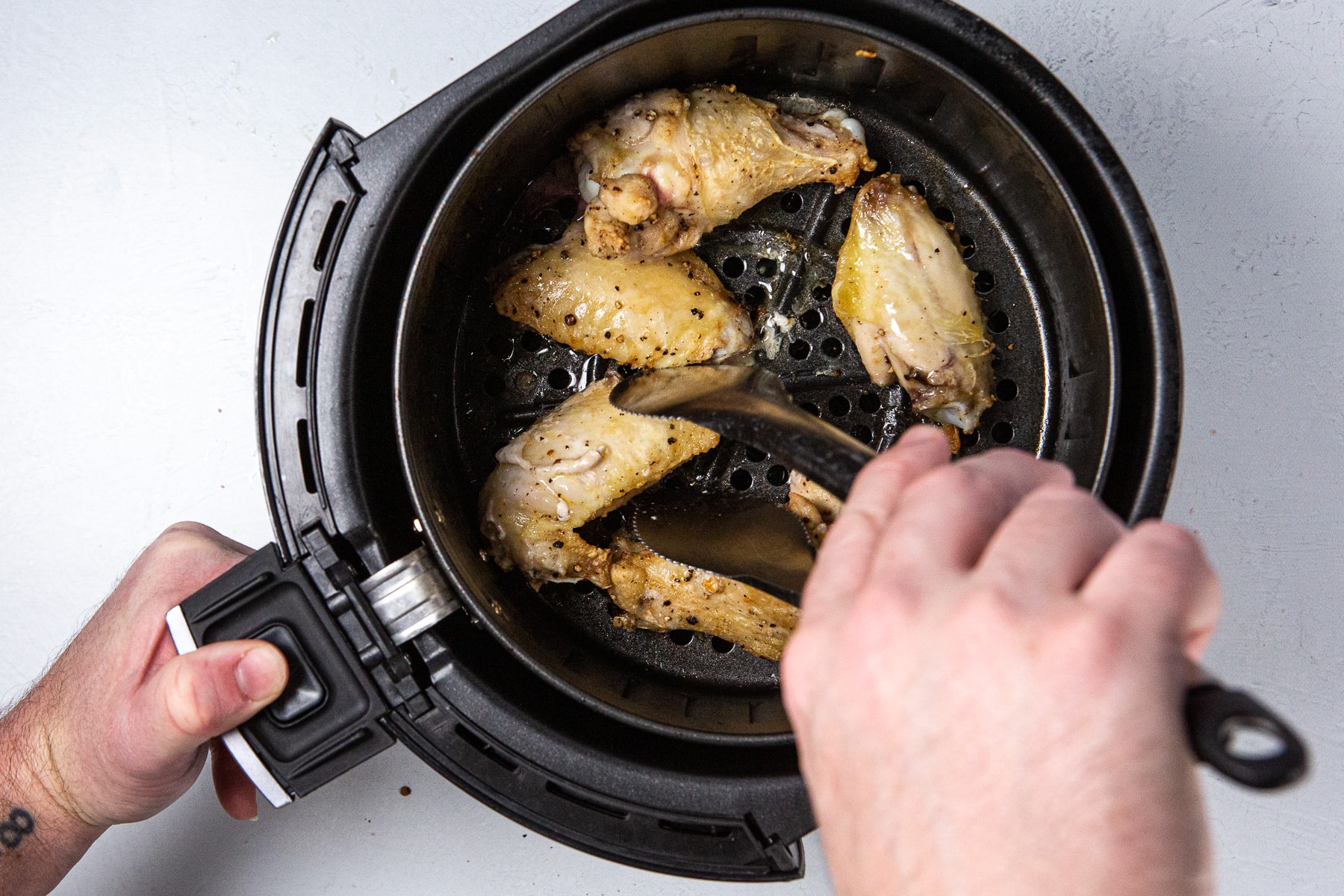 air fryer frozen chicken wings, frozen chicken wings in air fryer, frozen wings in air fryer, frozen wings air fryer, air fryer, chicken wings, frozen chicken wings