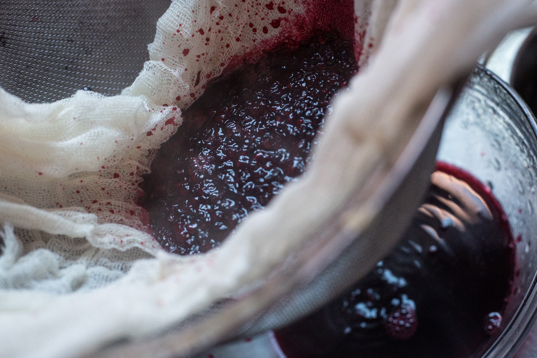 Blackberry Simple Syrup, Blackberry Infused simple syrup, recipe for blackberry simple syrup, how to make blackberry simple syrup, blackberry sweetener, wild blackberry recipes, wild blackberries,